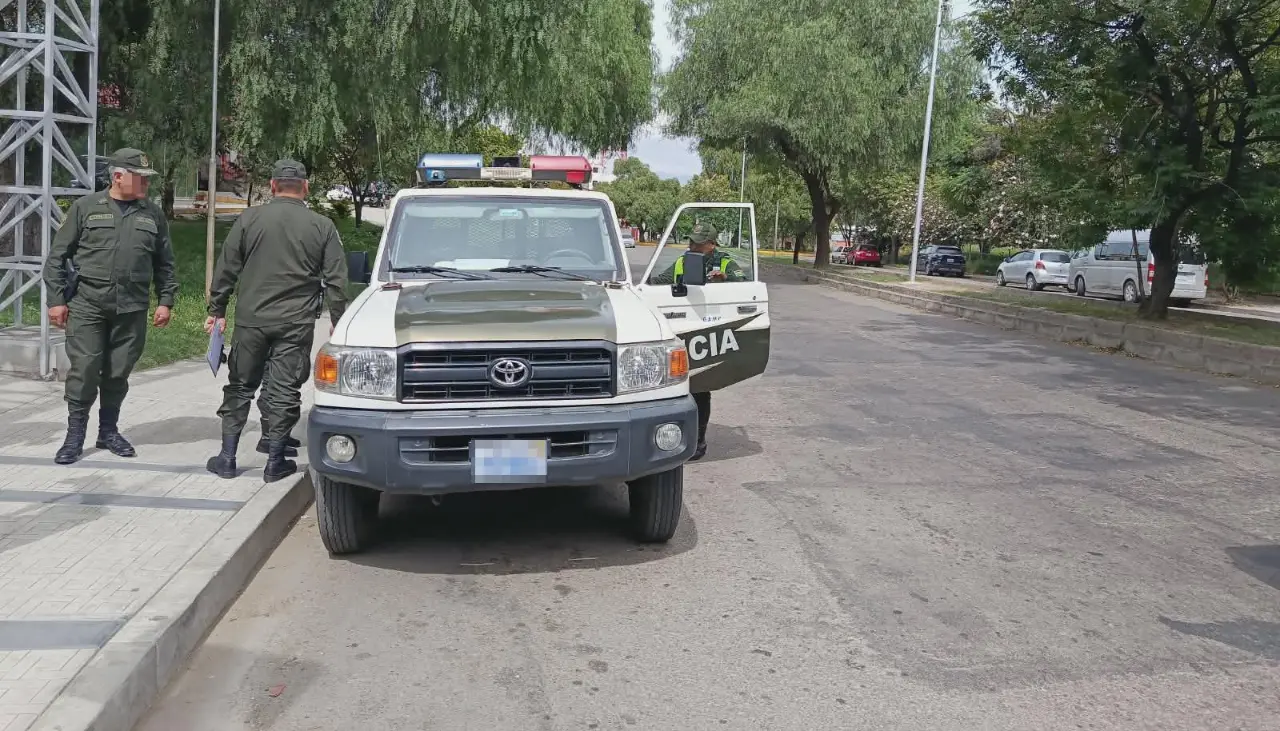 Conductor es aprehendido tras intentar sobornar a policías para que le permitan cargar combustible de manera irregular