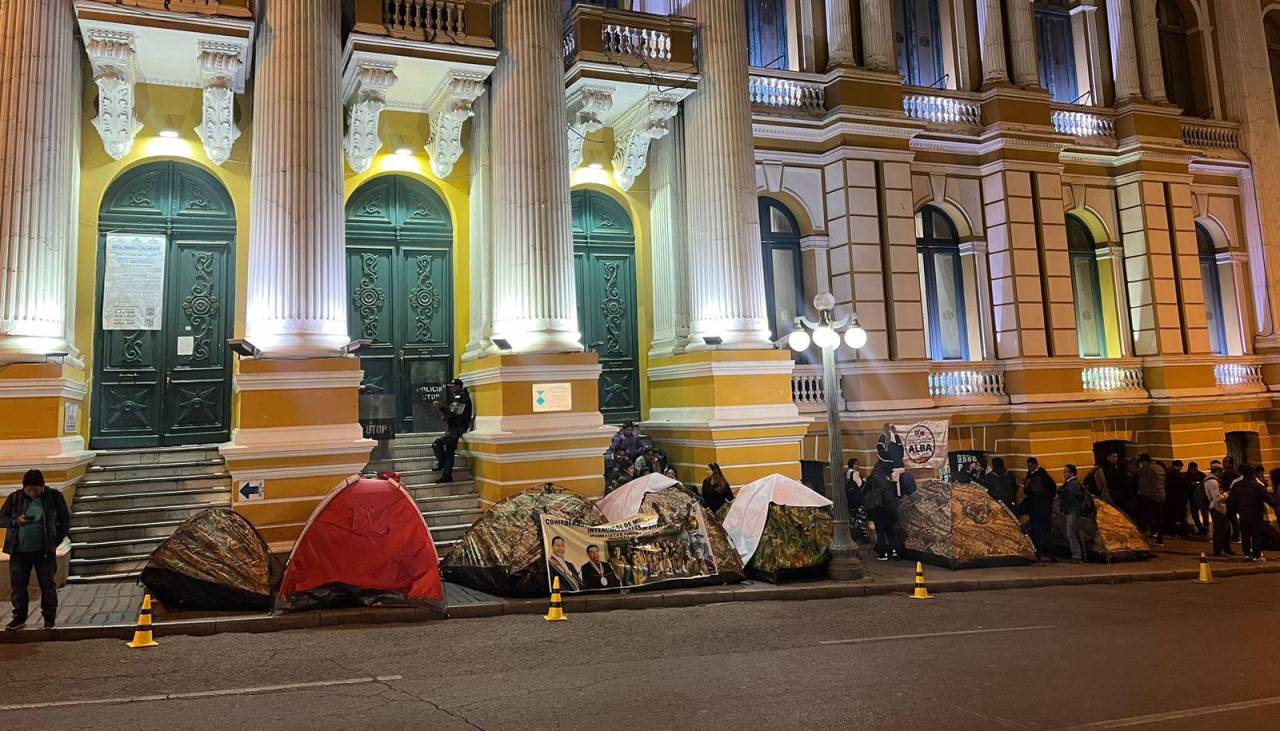 Sesión de Diputados: Legisladores dicen que no hay garantías por vigilia de la COB en la plaza Murillo 