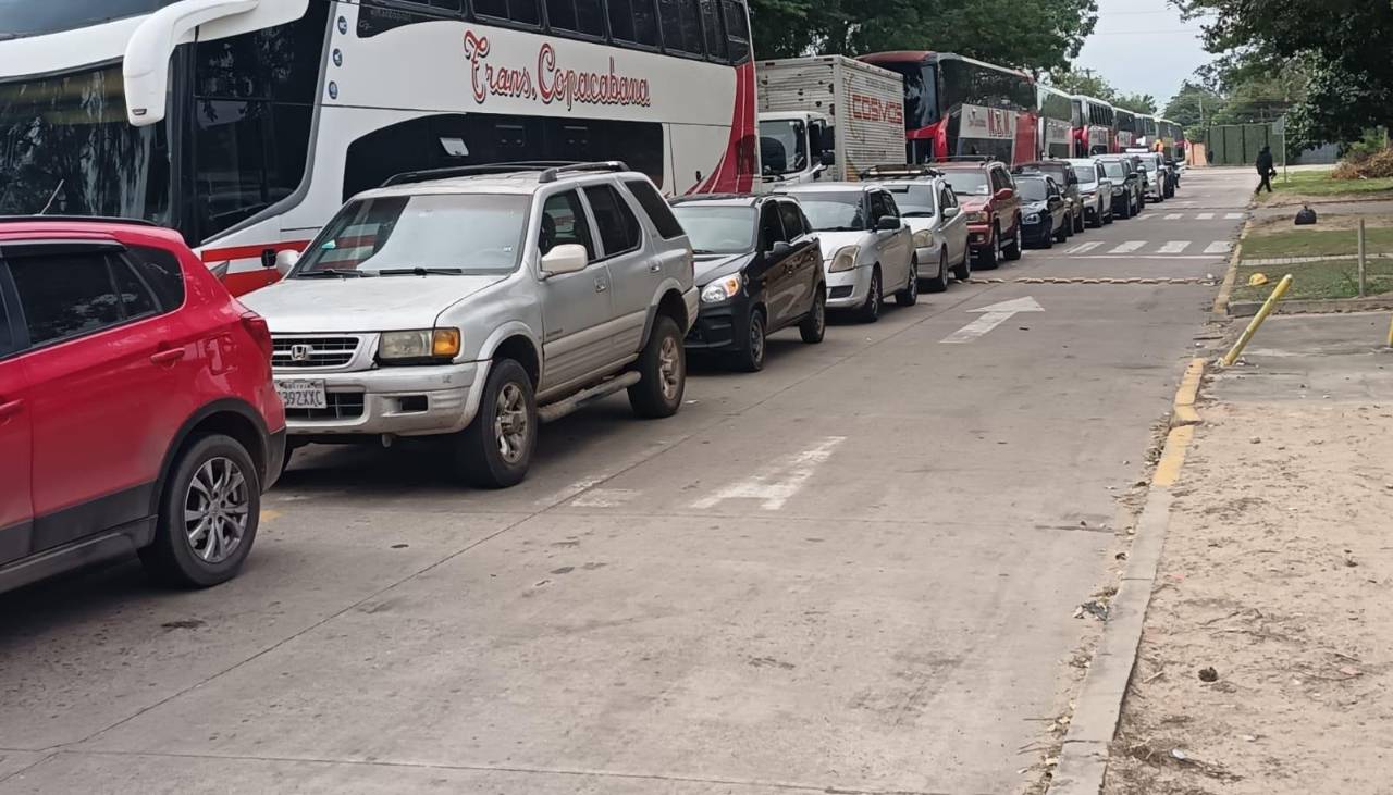 “Más tiempo estoy en la fila que trabajando o con mi familia”: Choferes reclaman por la falta de combustible