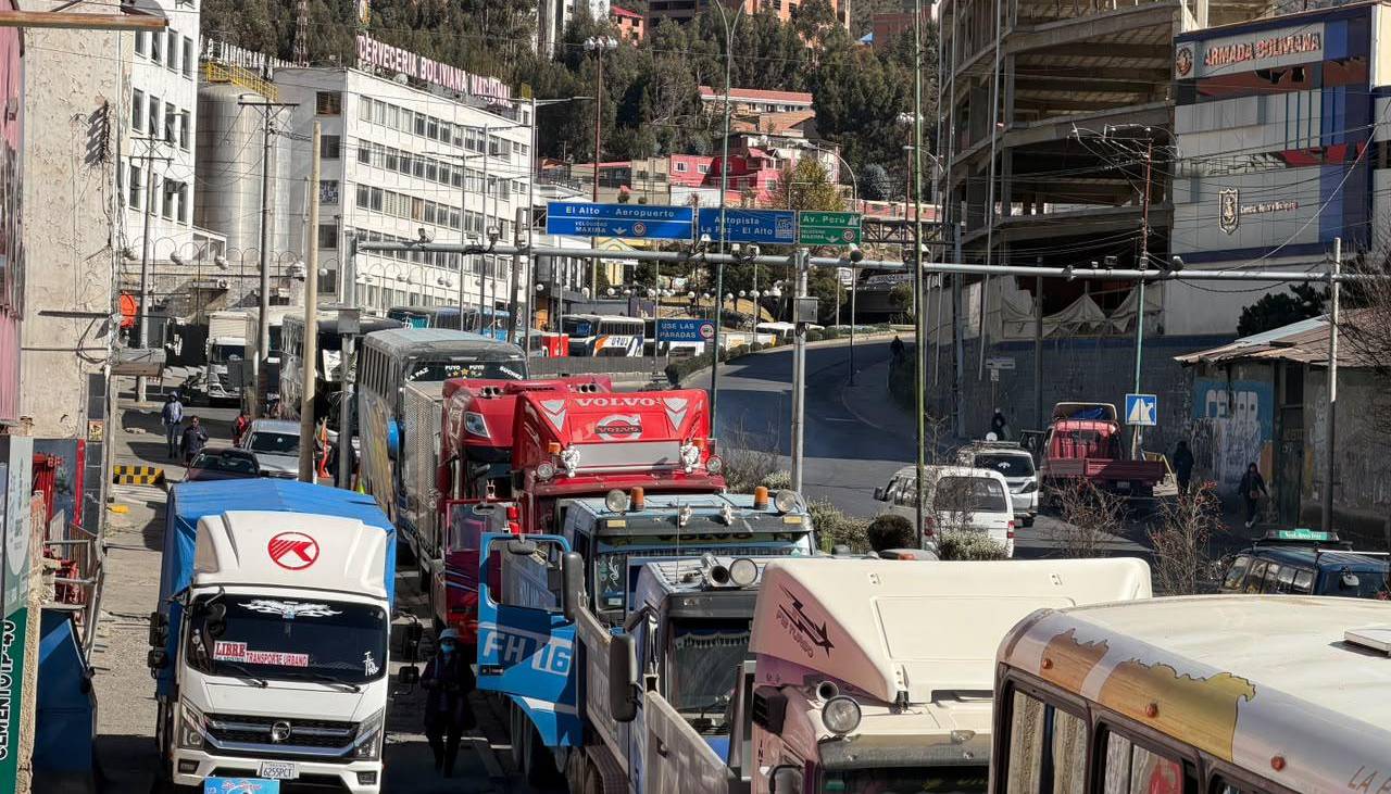 En medio de las largas filas por diésel, el Gobierno insiste que está trabajando para normalizar la distribución