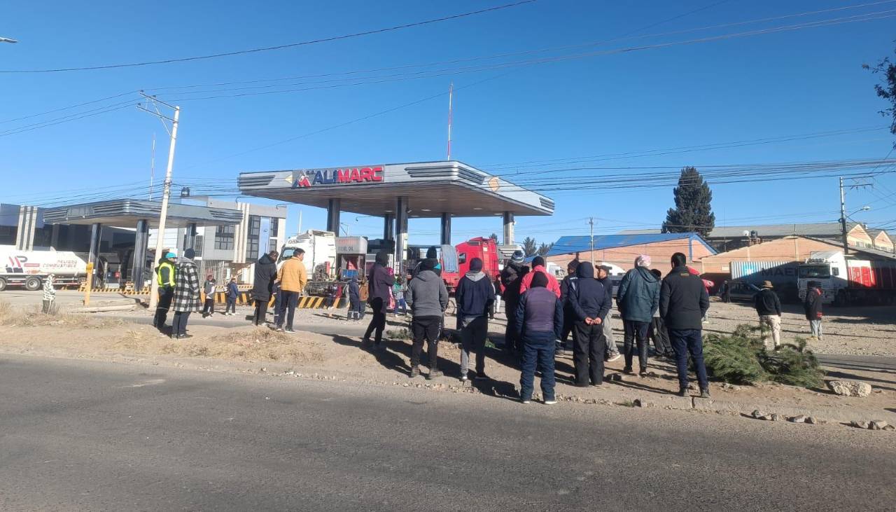 Transportistas bloquearon este lunes vías en La Paz y El Alto exigiendo combustible