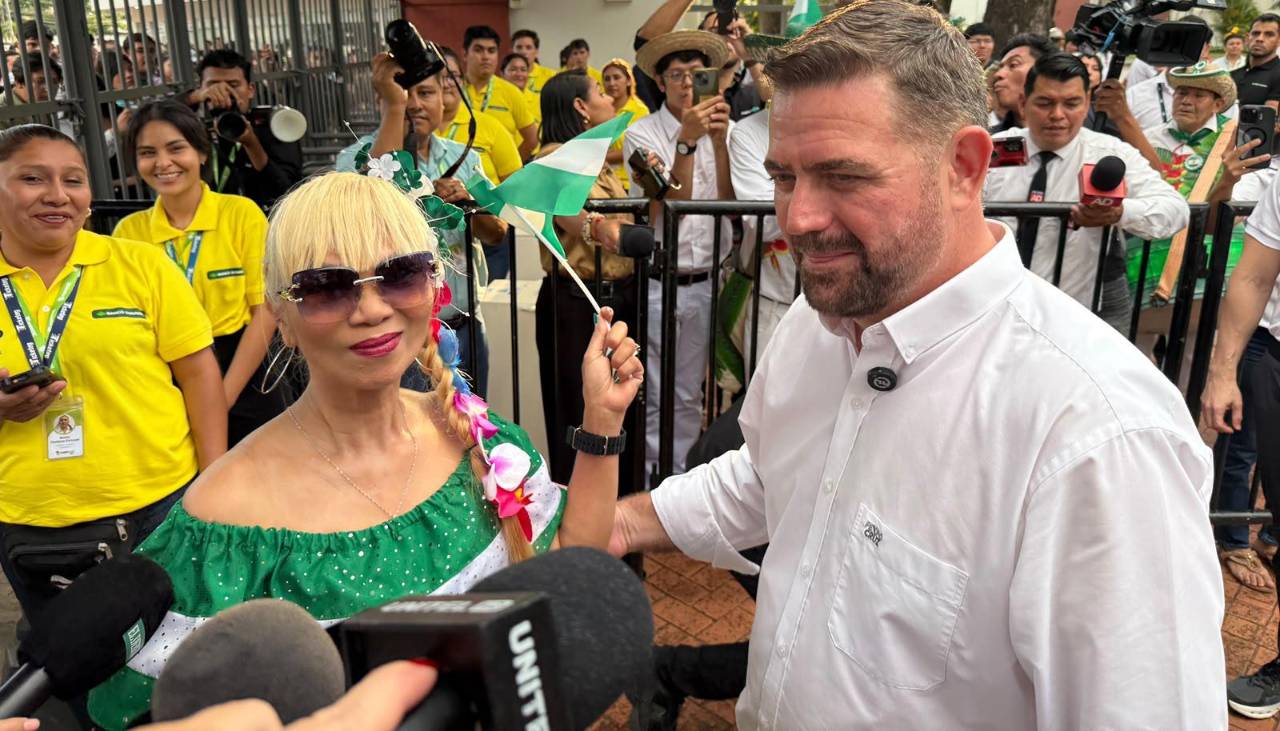 ¡Oficial! Expocruz 2026 abre sus puertas y la primera visitante es una filipina que esperaba con un tipoy y la bandera cruceña