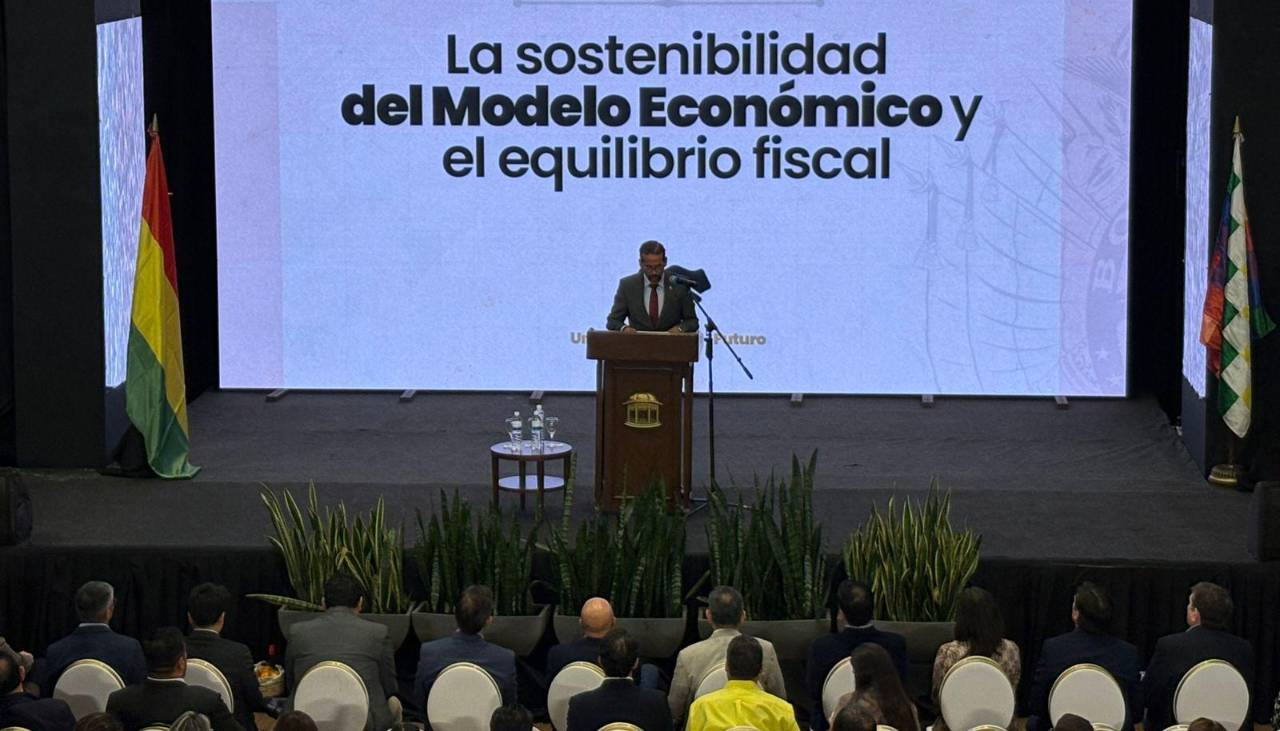 Camacho insiste con el federalismo y apoya propuesta de Marinkovic sobre ley de conversión de tierras 