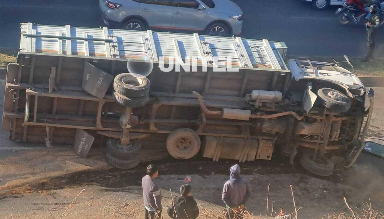 Camión vuelca en plena vía en Cochabamba y deja al menos dos heridos, hubo derrame de combustible