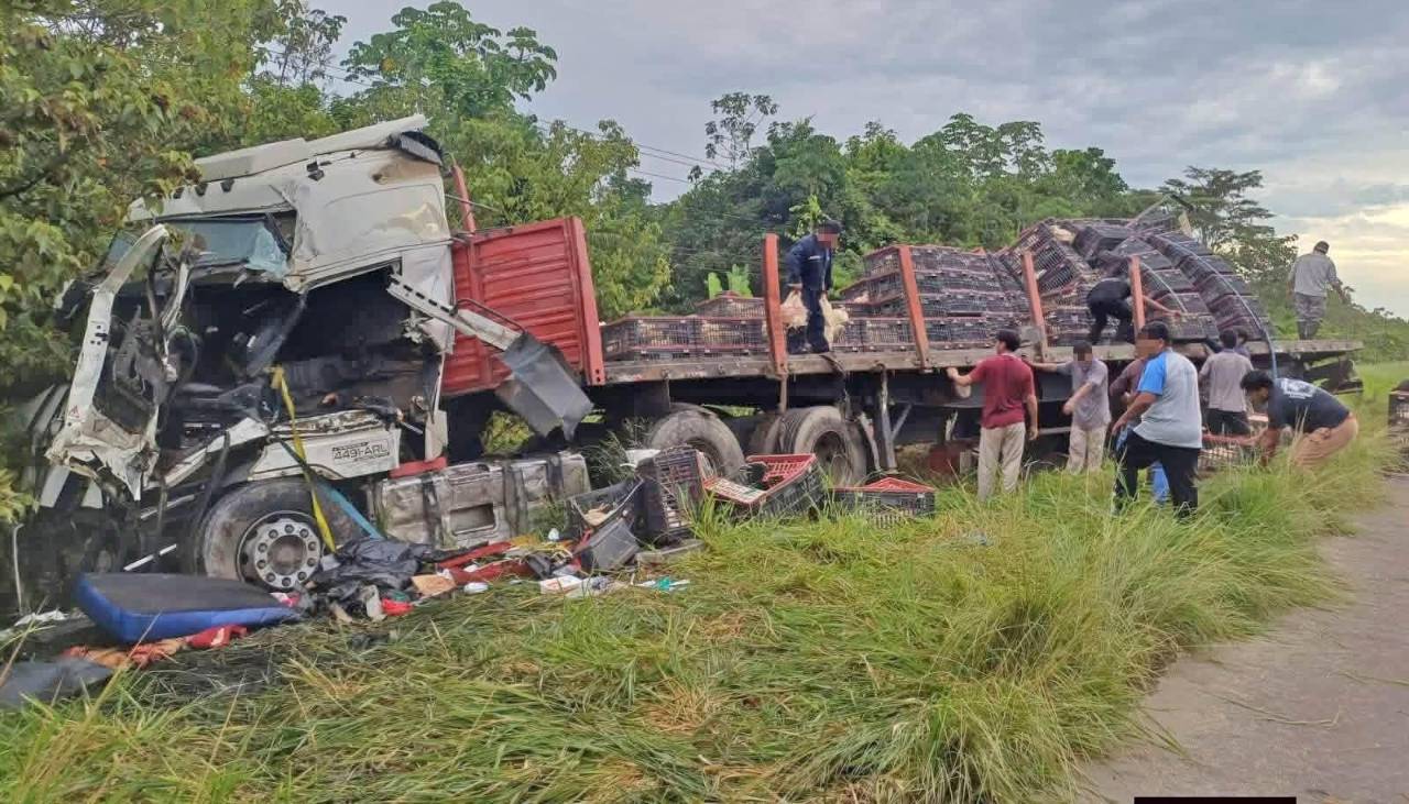 Al menos dos muertos tras el choque frontal entre dos camiones en la ruta Santa Cruz – Cochabamba