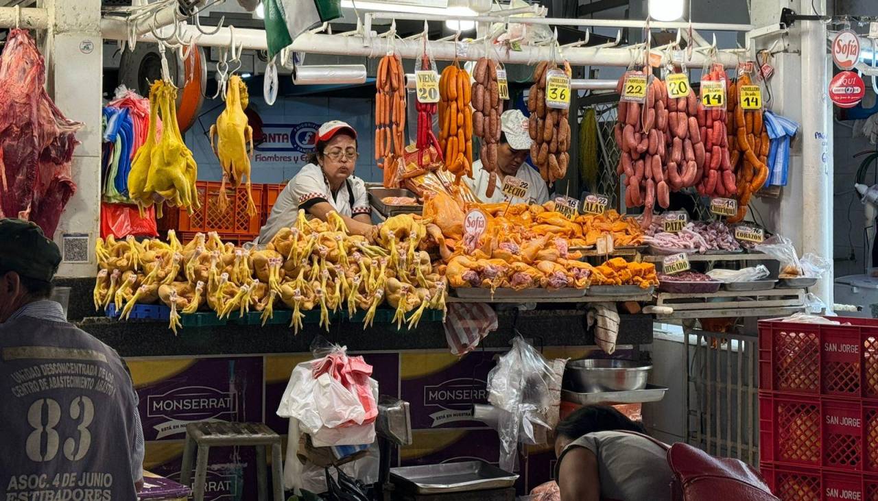 El kilo de pollo baja en mercados cruceños a causa de la sobreoferta por bloqueos, según comerciantes 