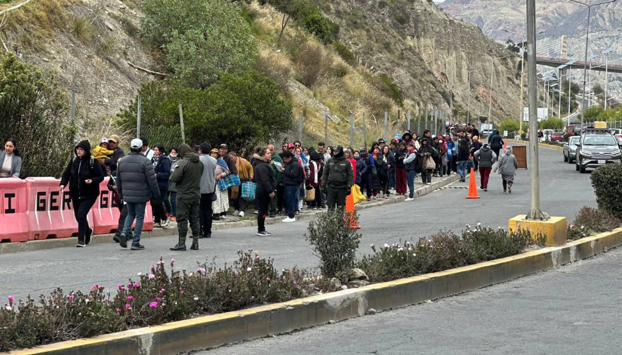Familias en La Paz corren largos tramos para comprar pollo ante la escasez por los bloqueos 