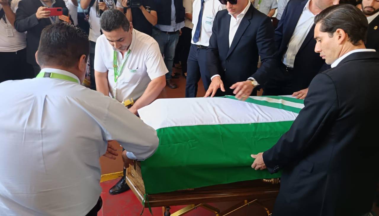 Trasladan el féretro de Percy Fernández a la Catedral para la misa de cuerpo presente
