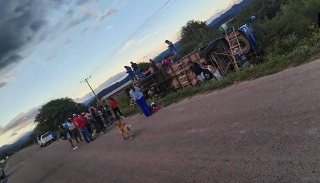 Un bus vuelca y deja pasajeros heridos en la ruta Santa Cruz de la Sierra - Vallegrande