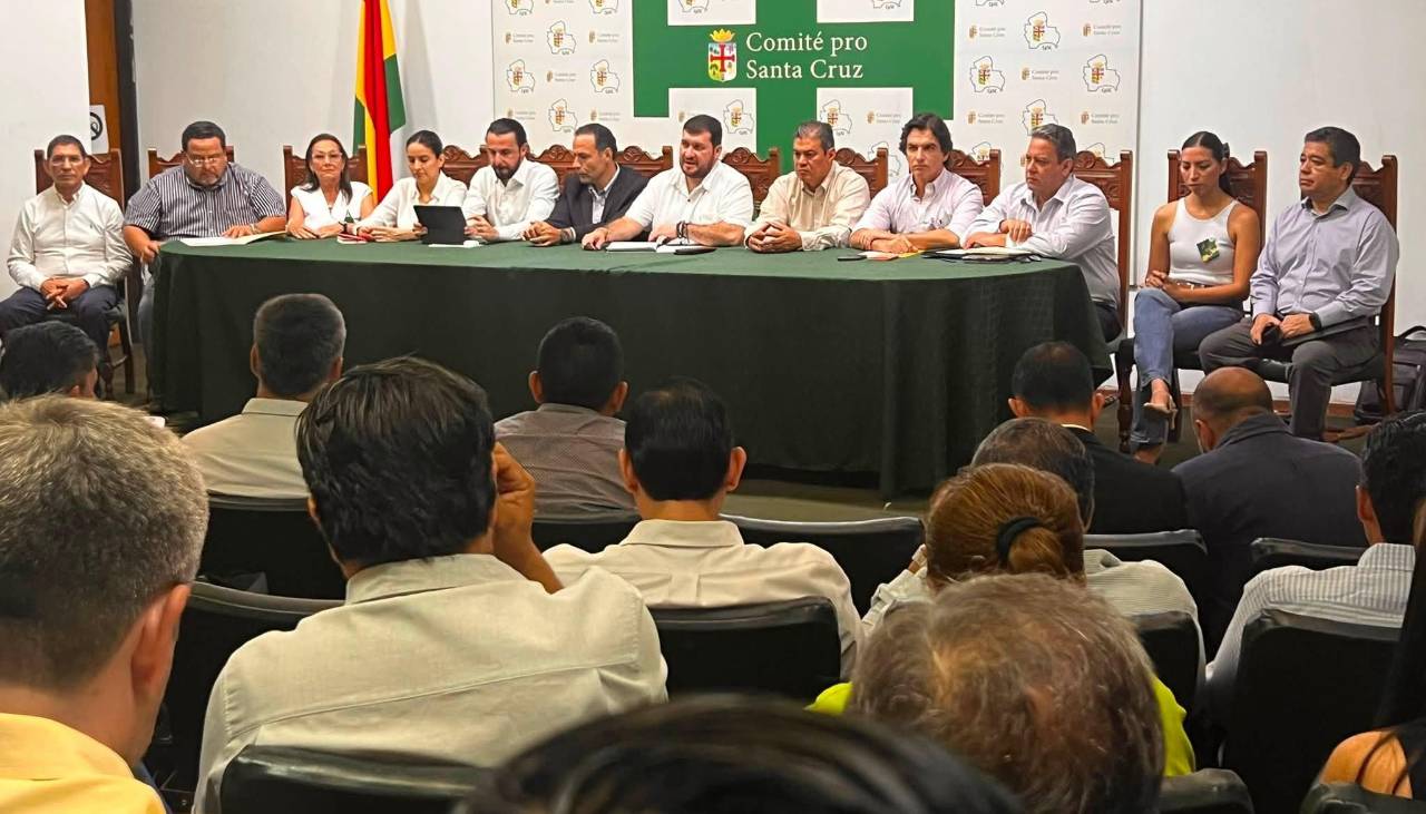 Autoridades y cívicos cruceños se reúnen con YPFB para tratar la crisis de combustible