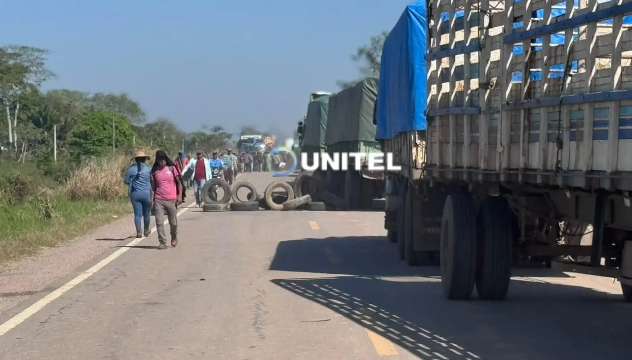 Bloqueo Santa Cruz- Beni: A horas de la protesta se forma una larga fila y permiten el paso por 30 minutos