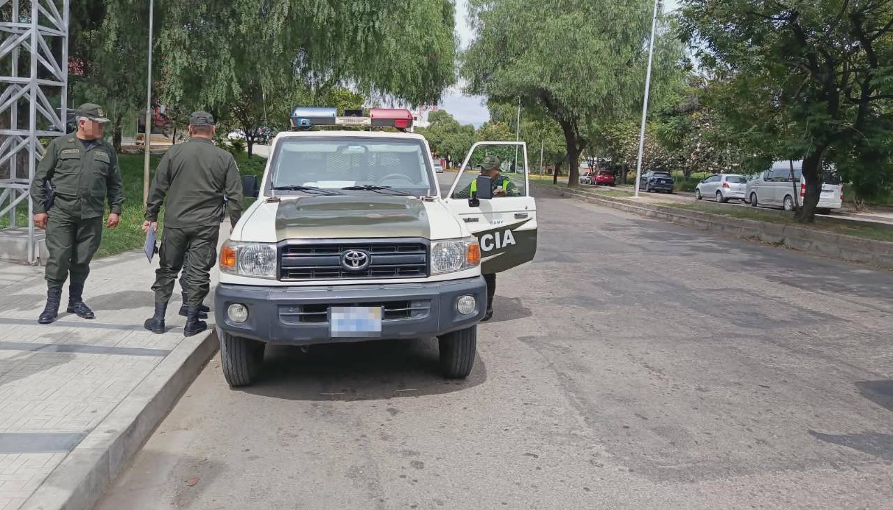 Conductor es aprehendido tras intentar sobornar a policías para que le permitan cargar combustible de manera irregular