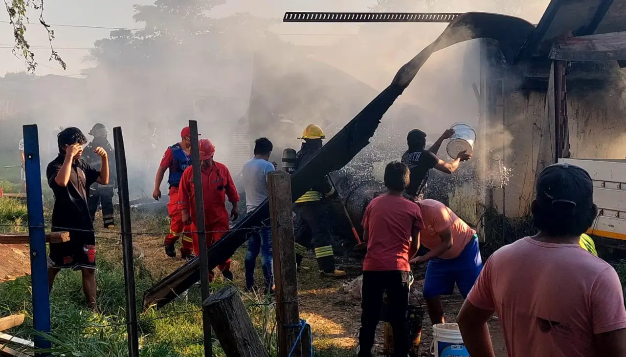Vecinos y bomberos combaten un incendio en una chatarrería en el Plan 4.000 
