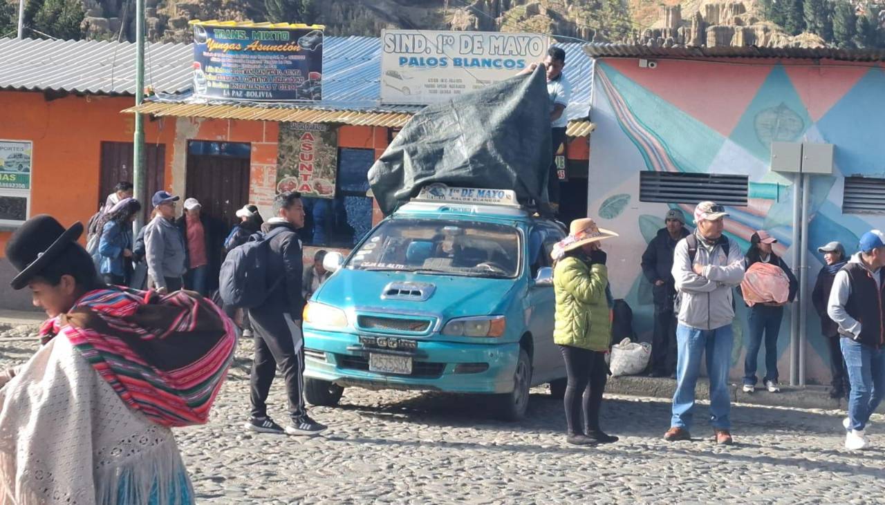 Pese a que se levantaron los bloqueos a los Yungas, viajeros denuncian incremento en el precio de los pasajes