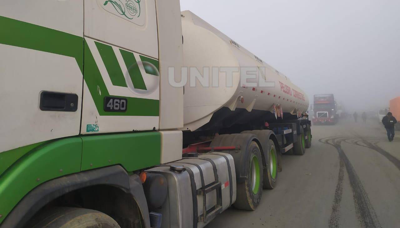 La Paz: Conductores bloquean carretera hacia Desaguadero en reclamo por la falta de combustible
