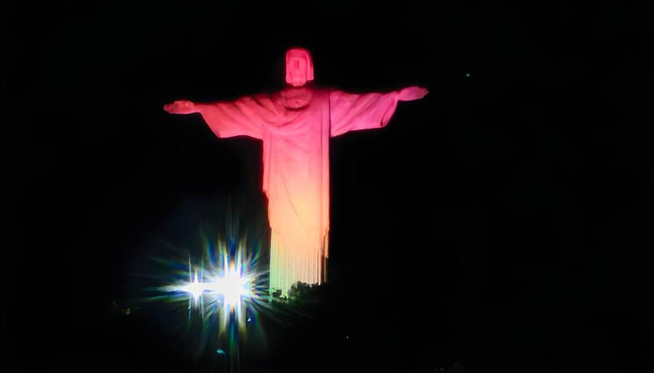 Bicentenario: La tricolor boliviana se reflejó en el Cristo Redentor de Río de Janeiro 