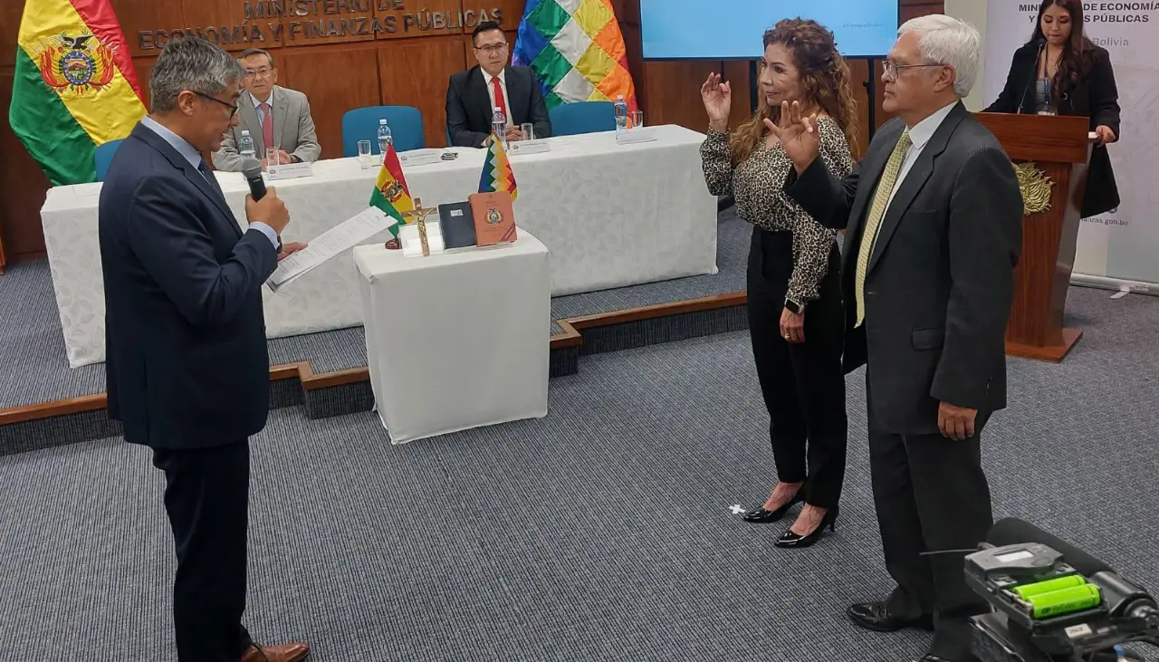 Ministro de Economía posesiona a exdirector del BCB como nuevo viceministro de Pensiones
