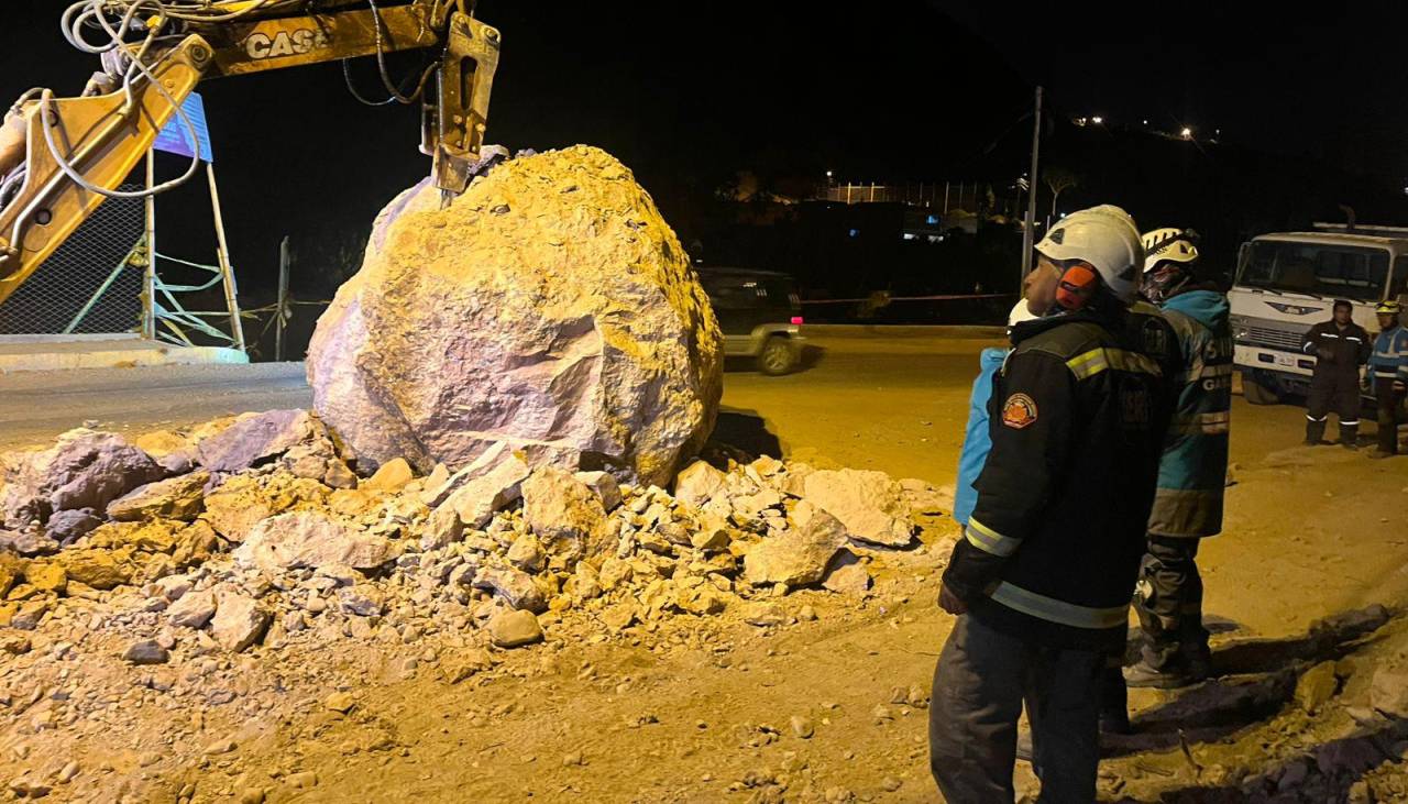 Cierran por ocho horas la ruta hacia Mallasa para retirar lo que queda de la roca gigante