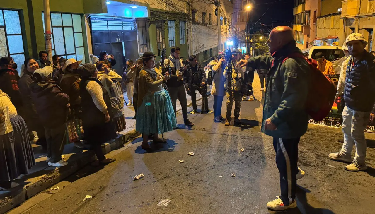 Bloqueos: Seguidores de dirigente vecinal aprehendido se enfrentan con activistas en puertas de la Felcc en La Paz 