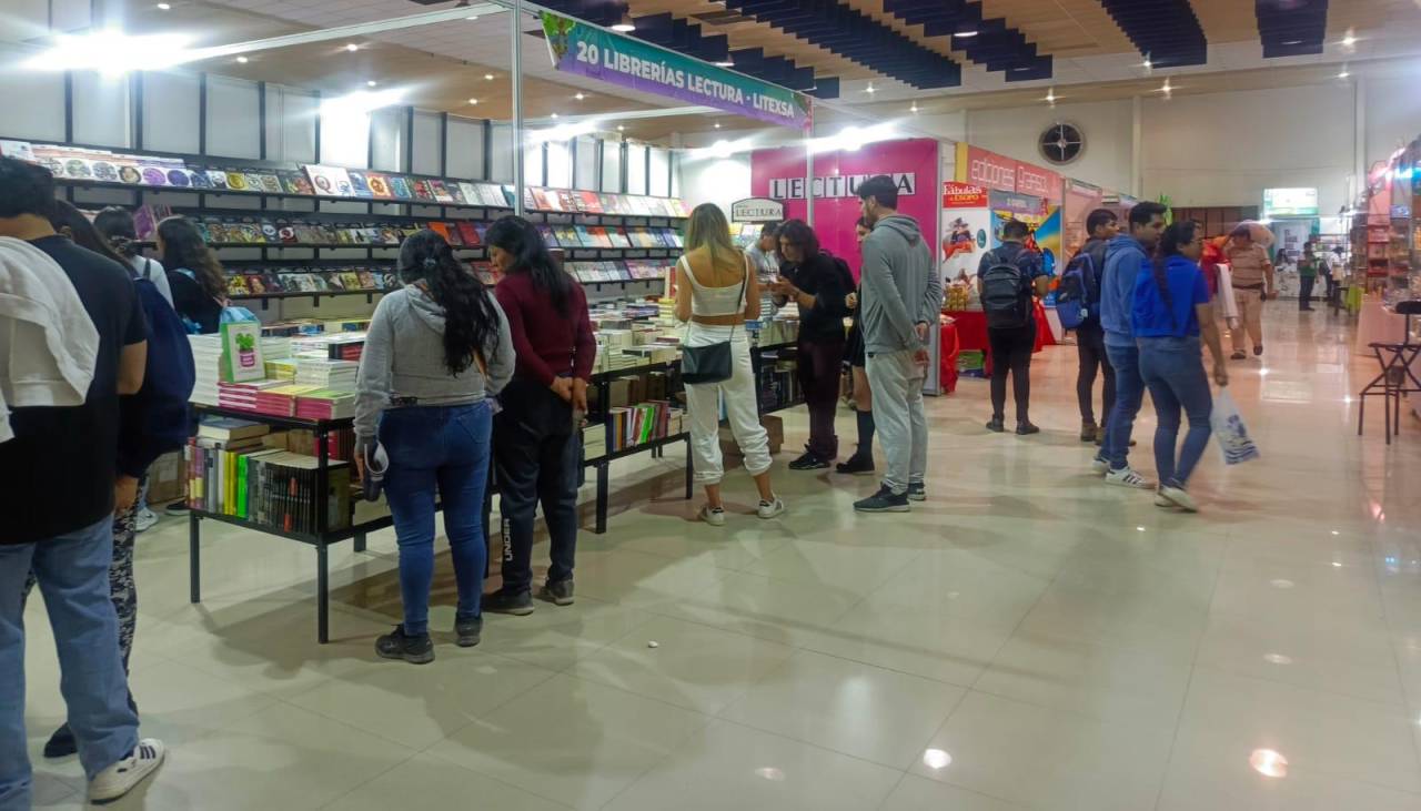 Feria del Libro de Cochabamba 2024 cumple su segundo día con la visita de los amantes de la lectura 