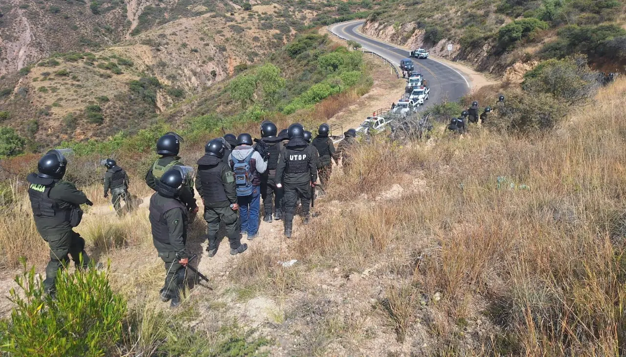 Contingente avanza para desbloquear la ruta a Pirque, mientras otros policías se concentran en sus unidades de Cochabamba