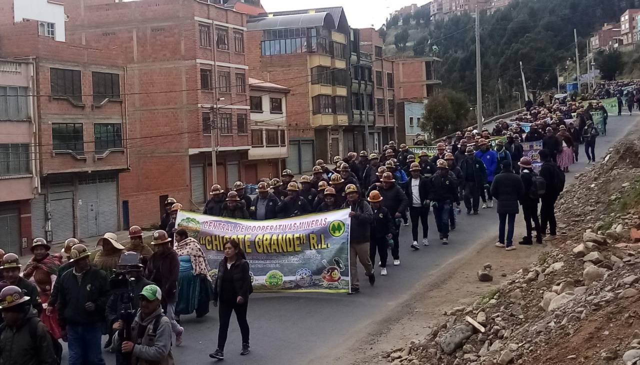 Cooperativistas mineros marchan en La Paz en rechazo al decreto 5503