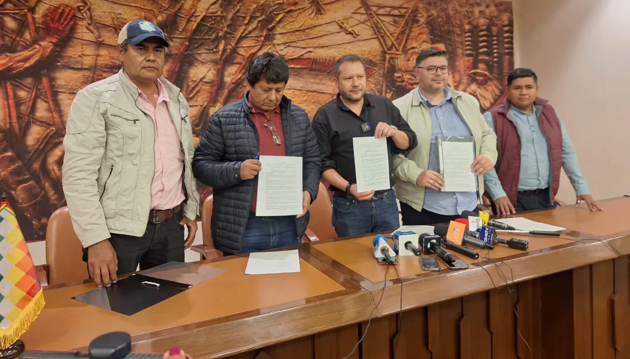 Firman acuerdo: Gobierno garantiza dotación de diésel y cañeros, la producción de etanol
