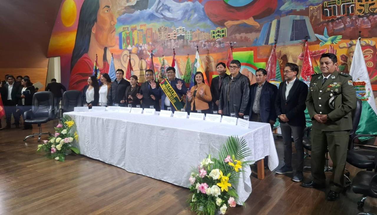 Alcalde Roca posesiona a su equipo de secretarios en el municipio de El Alto