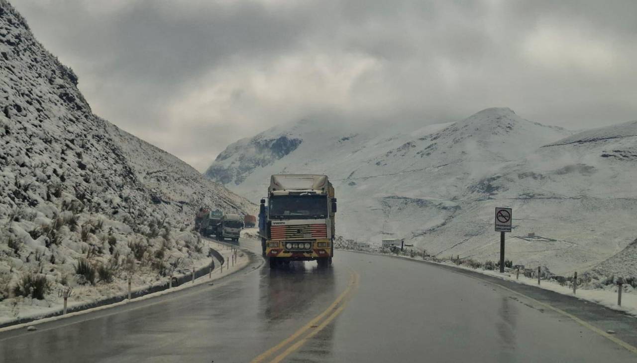 Cae una intensa nevada en La Paz y deja cubierta de un manto blanco la zona de La Cumbre