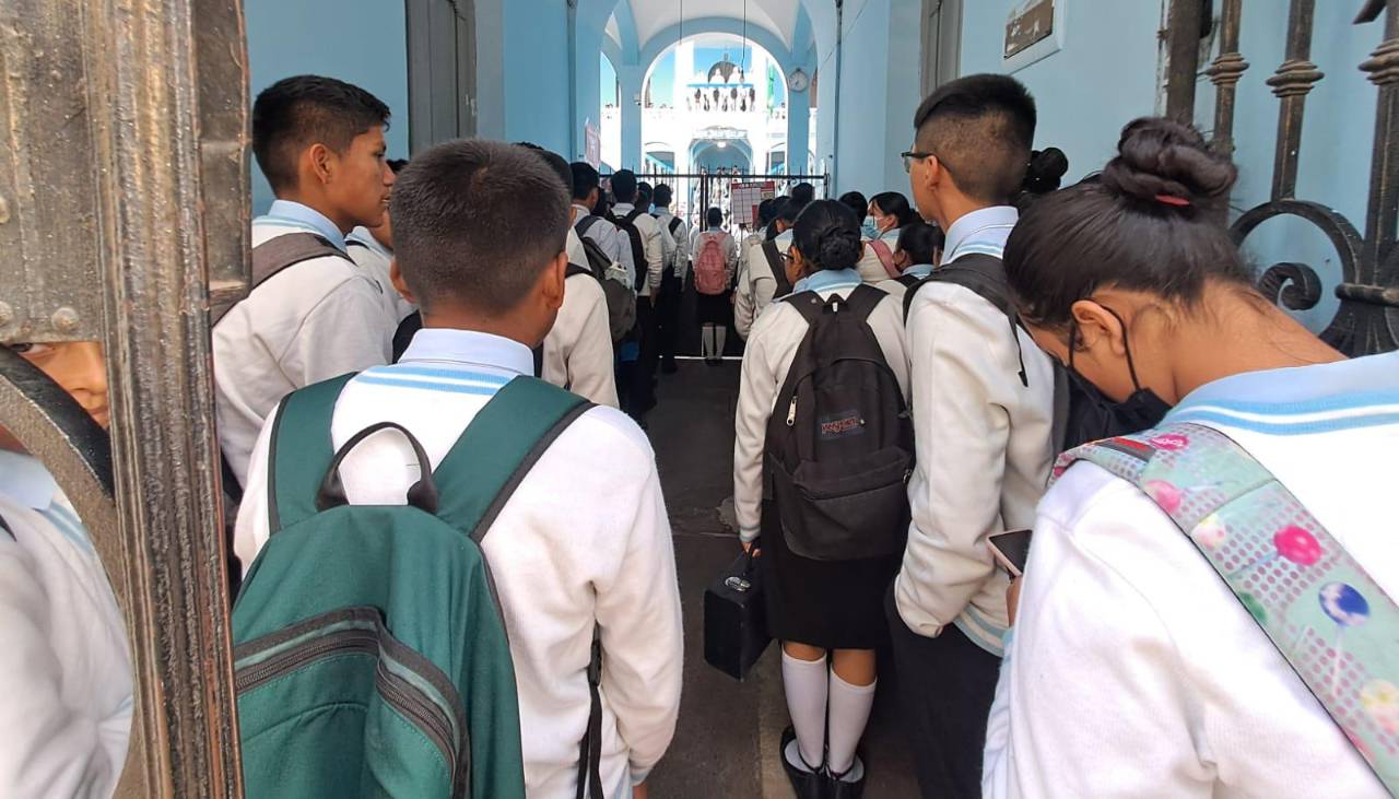 Este lunes inicia el horario de invierno en unidades educativas de Cochabamba