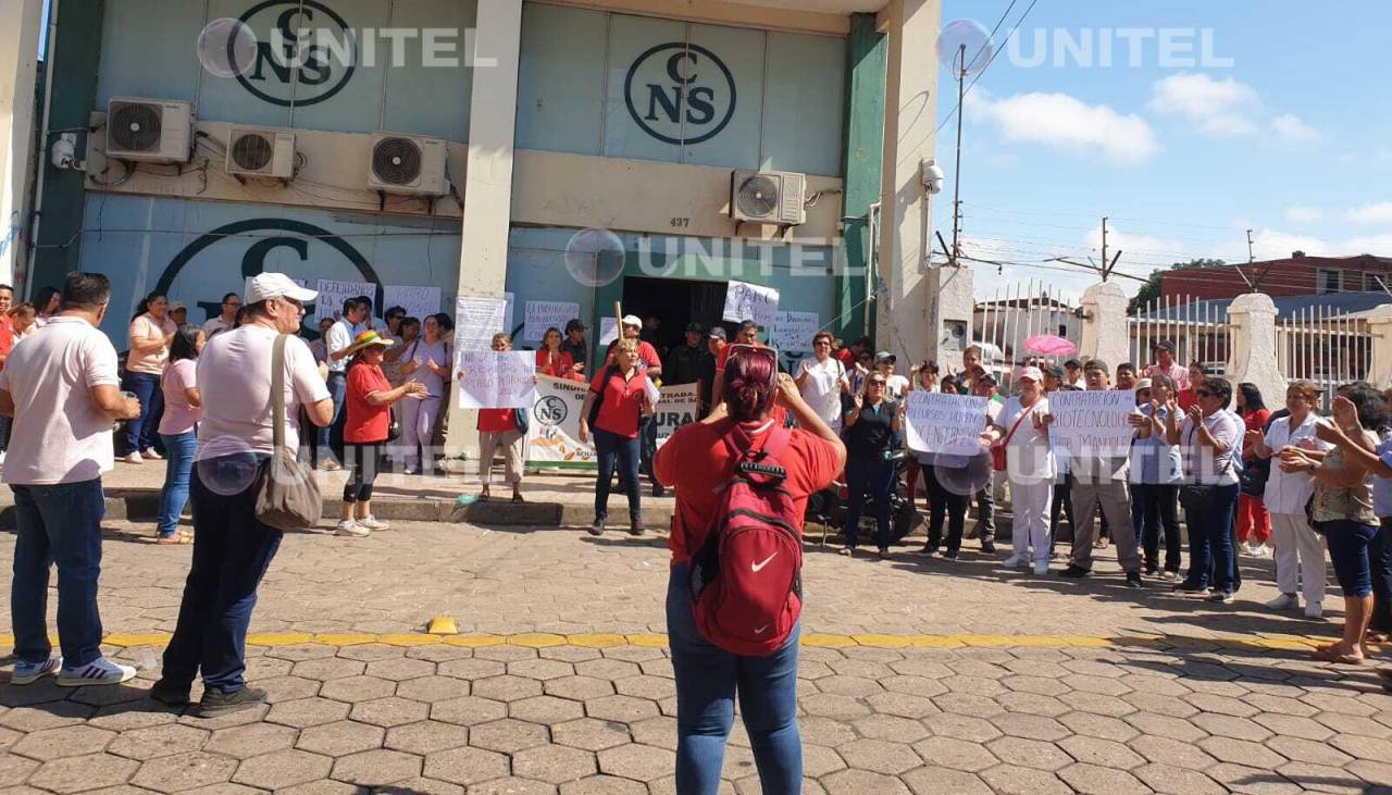 Trabajadores de la CNS ingresan desde este jueves en un paro de 48 horas, exigen la renuncia del gerente 