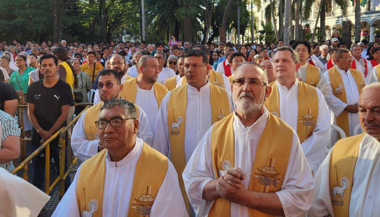 Corpus Christi reúne a la población en el centro cruceño con misa y tradicional procesión