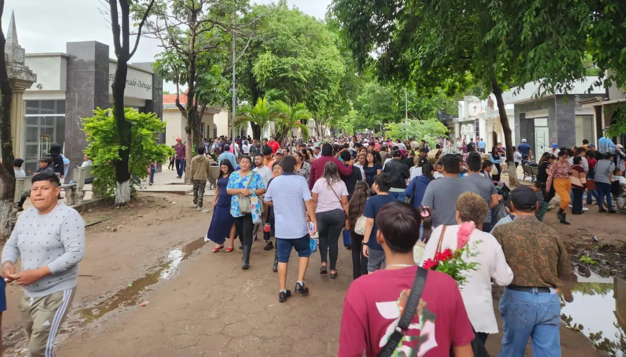 Familias aprovechan el feriado para visitar cementerios