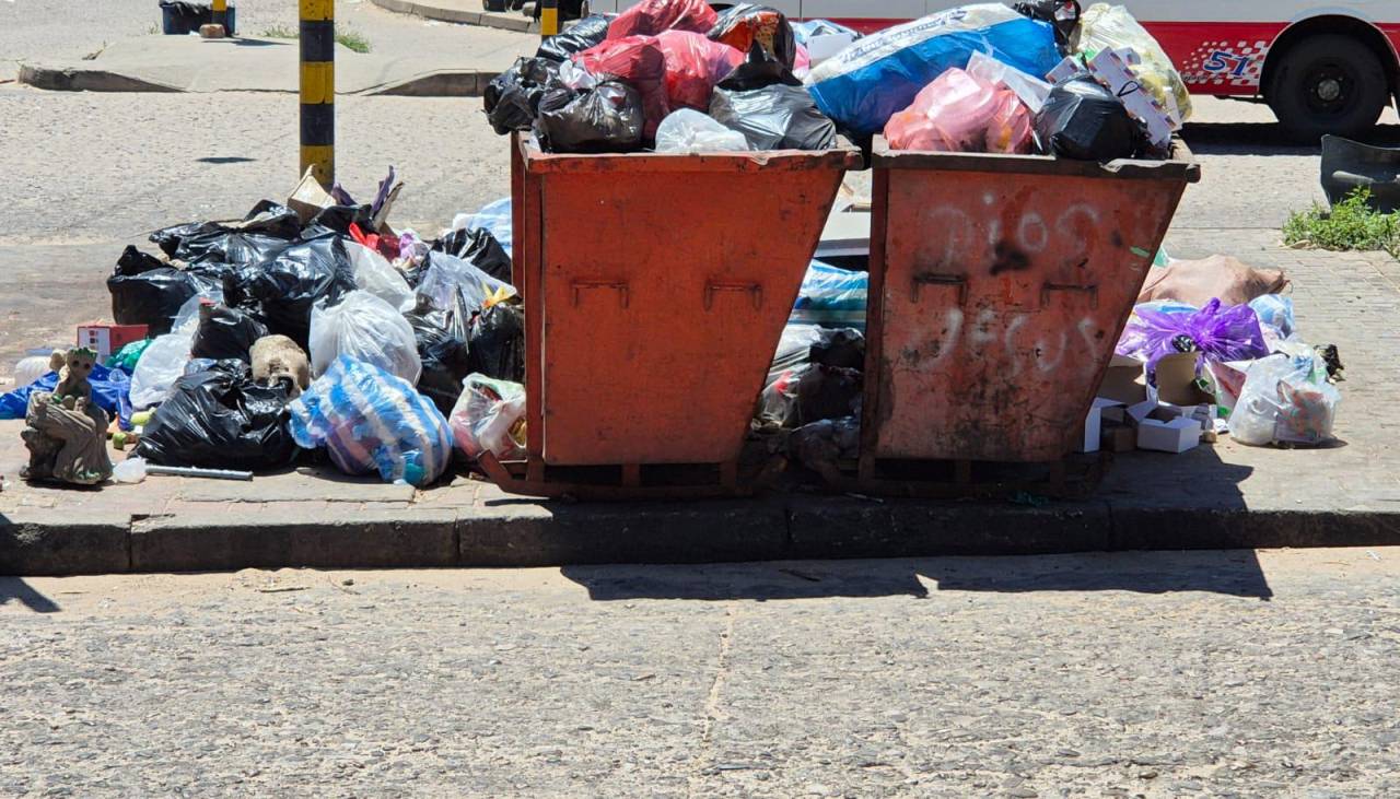 La basura se acumula en las calles tras la celebración de Año Nuevo en Santa Cruz