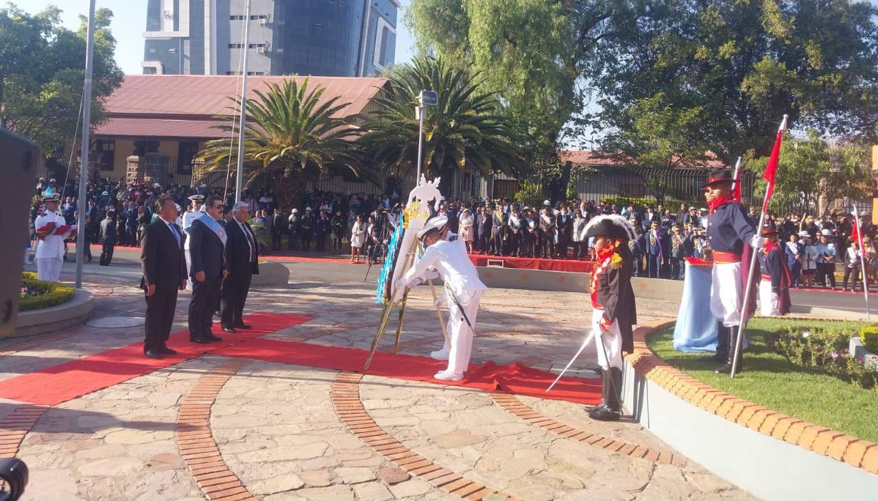 Autoridades nacionales y departamentales participan de los actos protocolares por la efeméride de Cochabamba