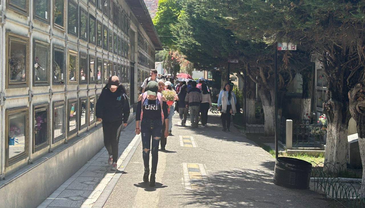 Cientos de familias visitan los cementerios del país en el feriado por el Día de los Difuntos 