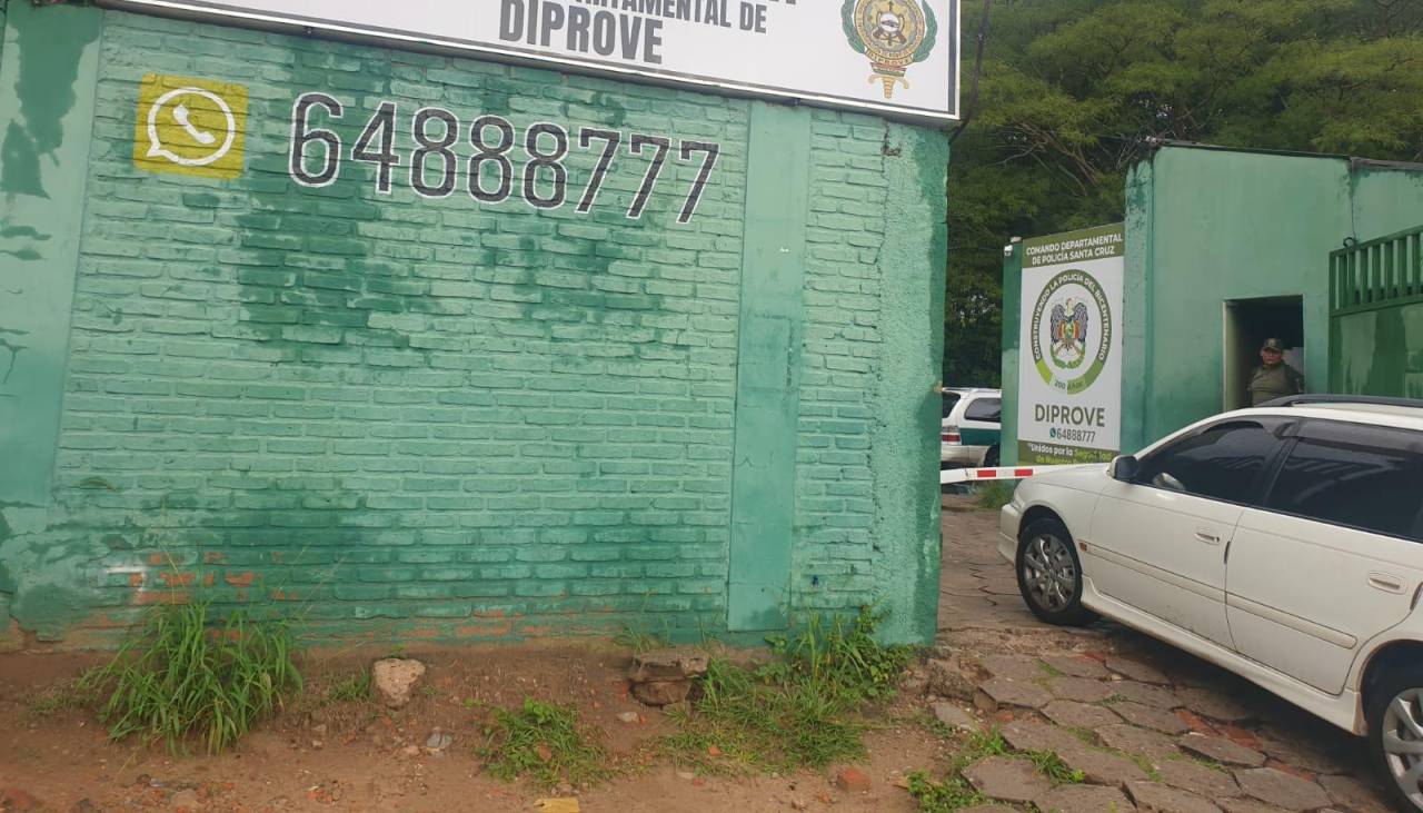 Apartan de Diprove a policías que fueron encontrados en un lenocinio con un vehículo secuestrado 