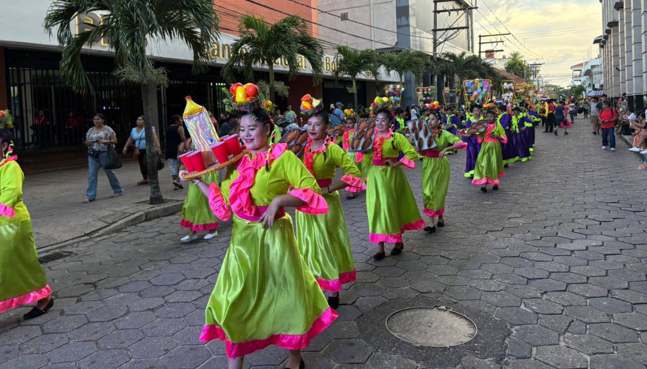 Carnaval: Arranca la tercera precarnavalera en el centro de la ciudad y las familias cruceñas se dan cita