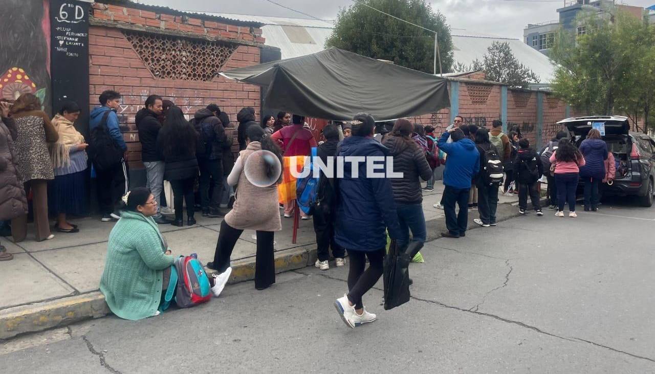 Inscripciones arrancan con filas en La Paz y Cochabamba, incluso hay padres con carpas; en Santa Cruz se registran lluvias