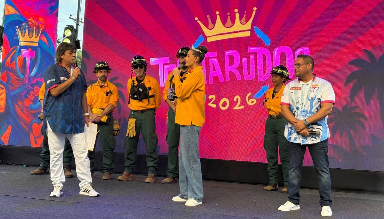 La reina del Carnaval cruceño Camila I se viste de bombera y cumple su sueño 