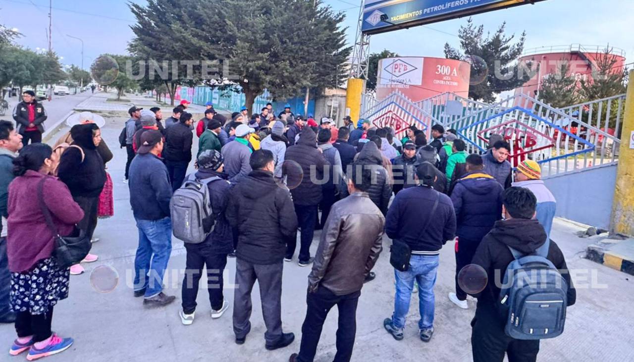 Choferes de Oruro protestan en la planta de YPFB por la “mala calidad” de la gasolina y son gasificados 