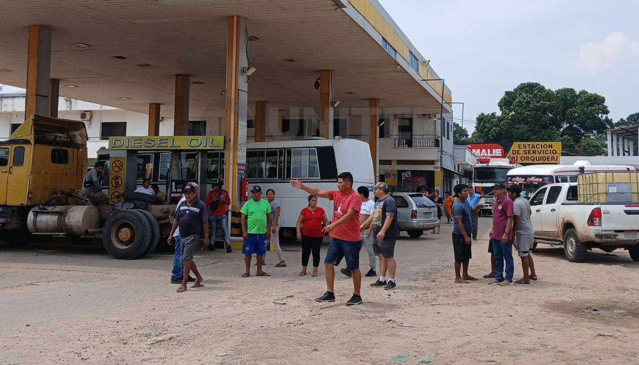 Video: Escasez de combustible y filas, provocan amagues de enfrentamiento en un surtidor de Santa Cruz