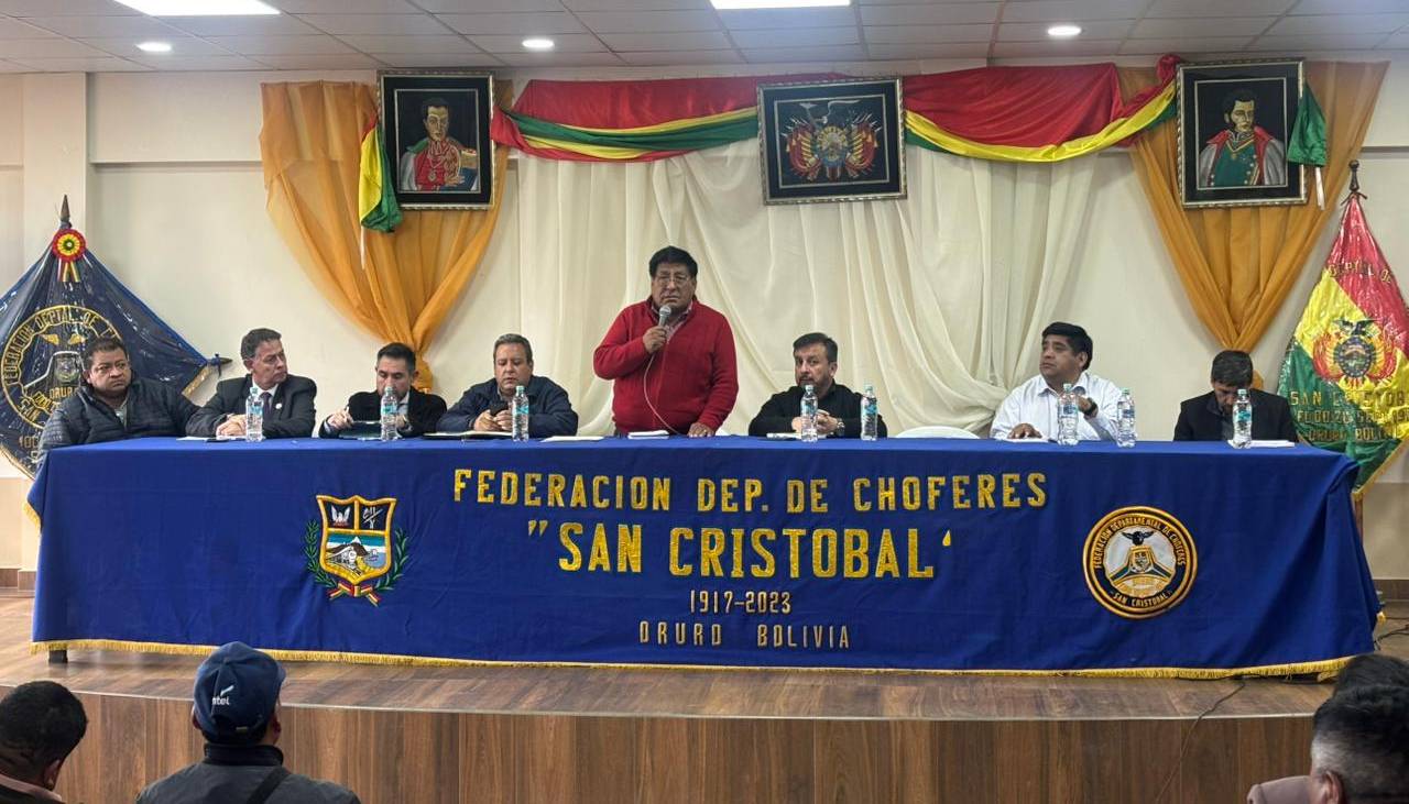 Gobierno está reunido con los transportistas de Oruro que acatan un paro indefinido por la gasolina