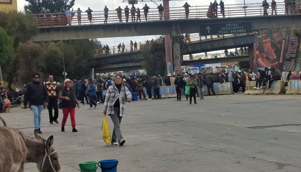Vuelve el bloqueo al peaje de la autopista La Paz–El Alto horas después del paso de policías y militares