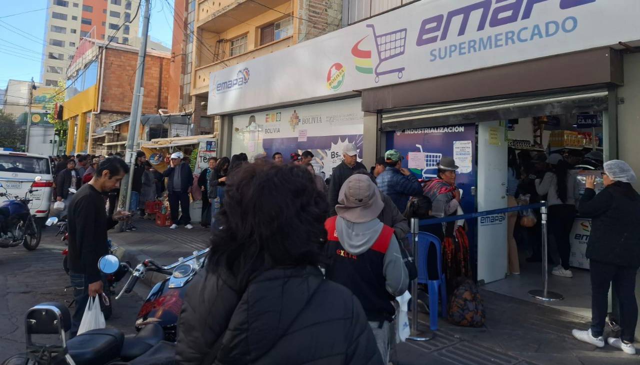 Bloqueos: Una larga fila por pollo se formó en una agencia de Emapa en La Paz