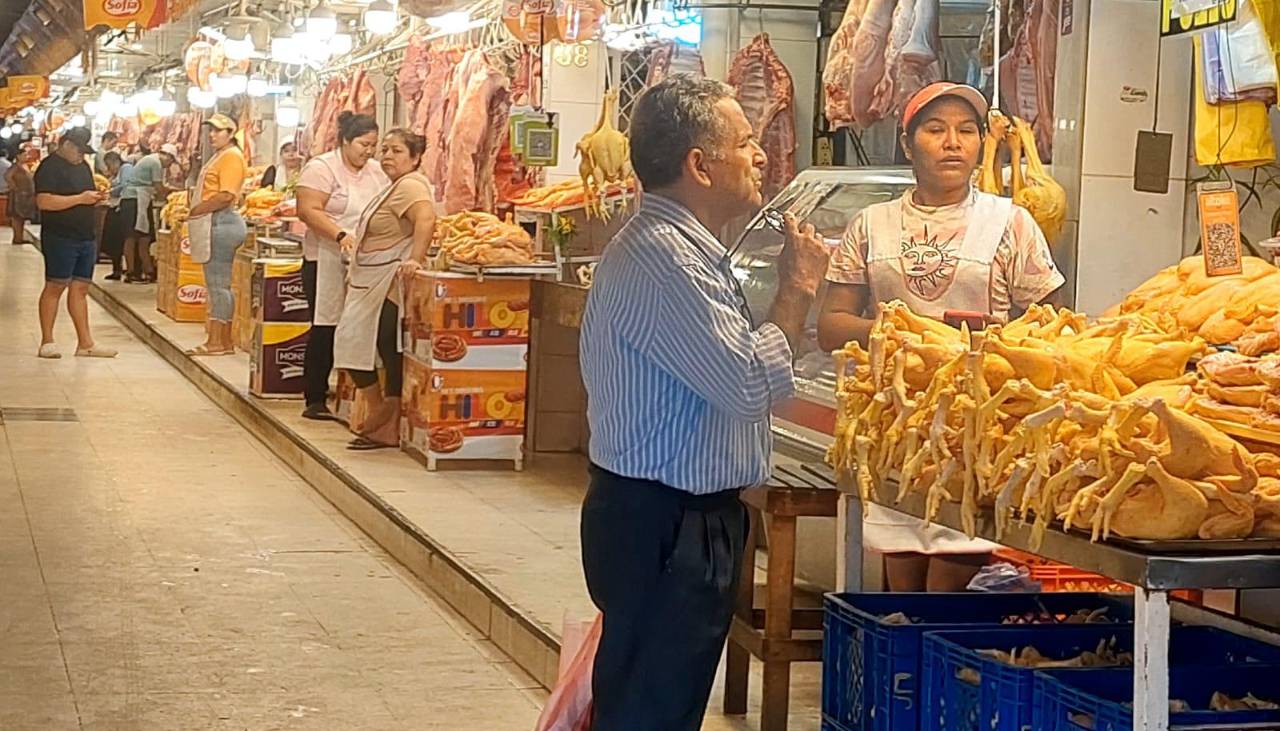 El precio del kilo del pollo baja hasta los Bs 12,50 en mercados cruceños