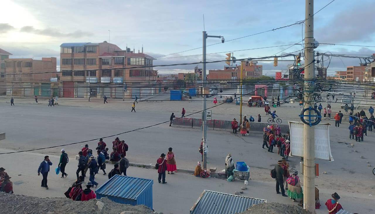 Bolivia amanece este jueves con 20 puntos de bloqueos en carreteras por conflictos sociales