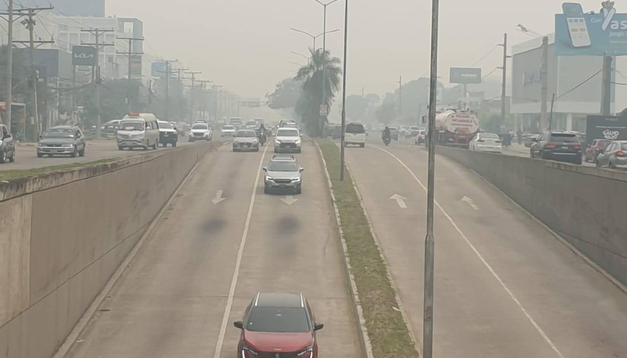 El aire en la capital cruceña es “extremadamente malo”; el pico más alto de contaminación este lunes llegó a 434