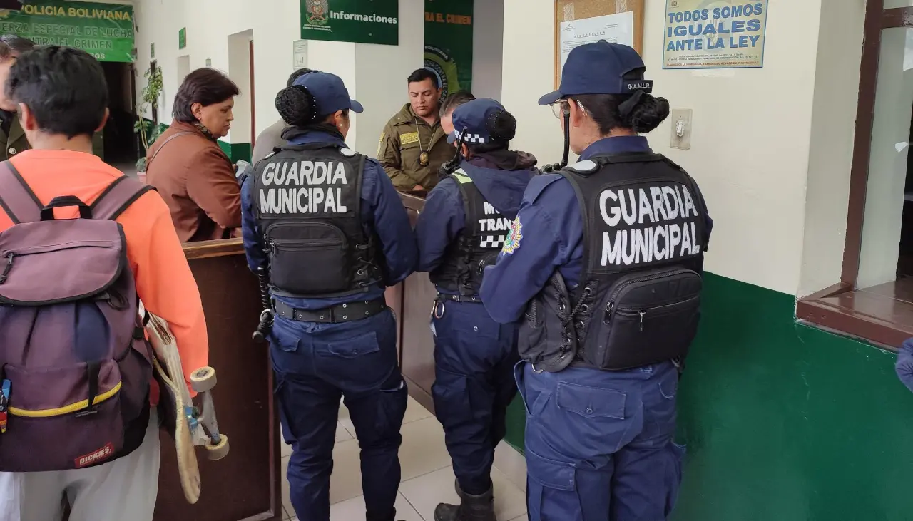 La Paz: arrestan al chofer que agredió y provocó la caída de una funcionaria municipal que controlaba los pasajes