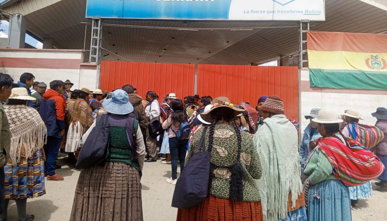 Sedcam de La Paz y comunarios protestan en la planta de Senkata y logran compromiso para recibir más diésel